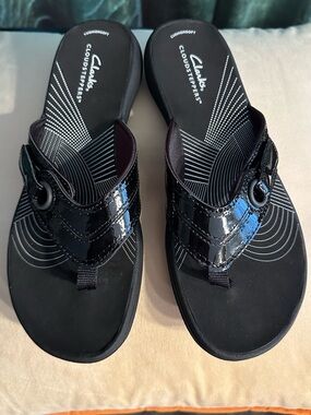 Clarks Black Patent Thong Sandals with Cushioned Insole size 8 medium